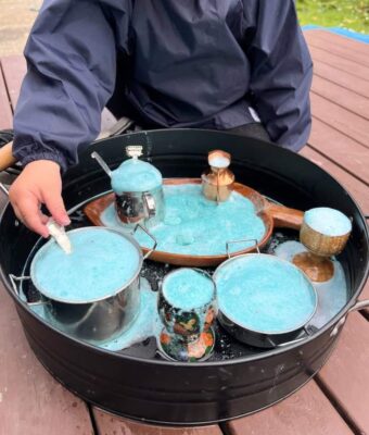Child playing with Mud Mates fizzing aqua NZ-made Magic Potions