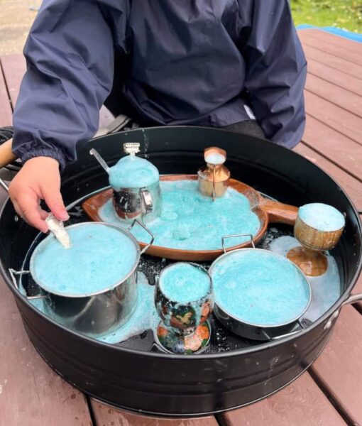 Child playing with Mud Mates fizzing aqua NZ-made Magic Potions